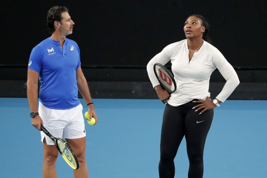 La estadounidense Serena Williams y su entrenador Patrick Mouratoglou durante una sesi&oacute;n de pr&aacute;cticas con vistas al Abierto de Australia el viernes, 17 de enero del 2020 en Melbourne.&nbsp;