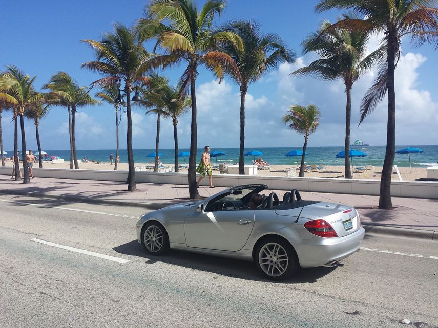 Turistas disfrutan de la playa de Miami Beach antes de la llegada de la pandemia.