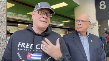 El coordinador de la Asamblea de la Resistencia Cubana (ARC), Orlando Gutiérrez-Boronat, junto al diputado salvadoreño Rodrigo Ávila.