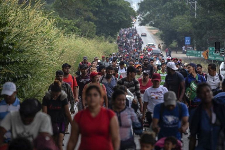 Miles de migrantes salen en caravana del sur de México con rumbo a EEUU