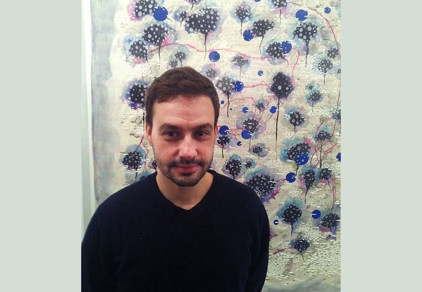 El artista posa junto a unas de sus obras. (EFE)