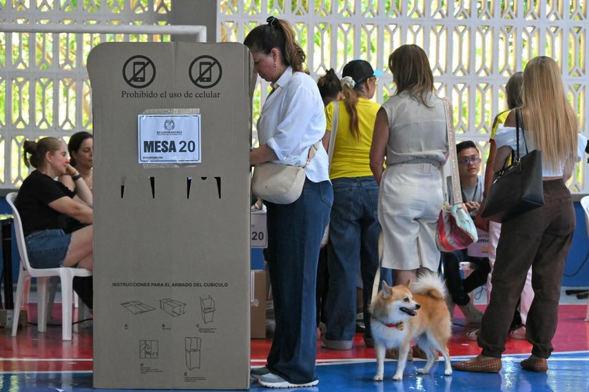 En Colombia, votantes acuden a las urnas para elegir al nuevo presidente que se definirá en balotaje&nbsp;
