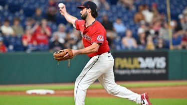 Austin Hedges, habitualmente un receptor, trabaja como lanzador para los Guardianes de Cleveland en un juego de la MLB, el 13 de agosto de 2025.