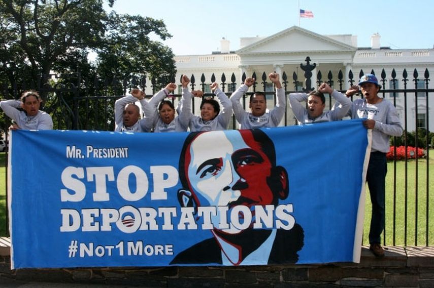 Activistas de la comunidad inmigrante protestan para exigir al presidente Barack Obama que ponga freno a las deportaciones de indocumentados. EFE/MARIA PEÑA
