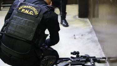 Agentes antinarcóticos de Guatemala realizan operativo.