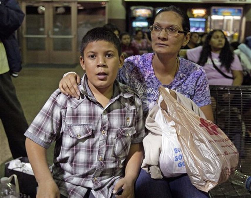 Maria Eva Casco y su hijo Christian Casco, de El Salvador, están sentados en una estación de autobuses en Phoenix, Arizona. Disgustados porque el gobierno federal envió de Texas a Arizona a inmigrantes que ingresaron al país de manera ilegal (Foto AP)