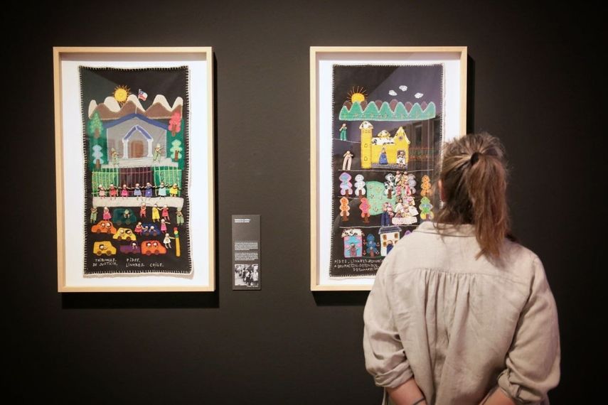 Una de las piezas de la exposición Relats de dictadura, expuesta en el Palau Robert de Barcelona.