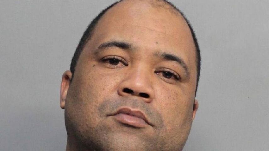 Julio Pérez, de 43 años, fue arrestado en Hialeah tras ser acusado de haber abusado sexualmente de un joven de 16 años en la localidad de Davie