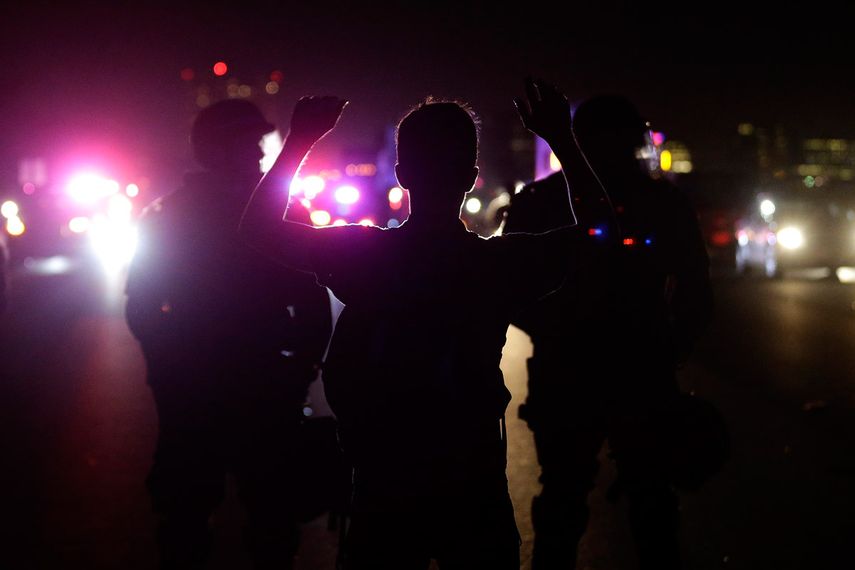Los manifestantes, en su mayoría jóvenes y varios de ellos estudiantes de la Universidad de California en Berkeley, portaron pancartas y carteles en los que denunciaban las circunstancias de las muertes de los afroamericanos Eric Garner y Michael Brown