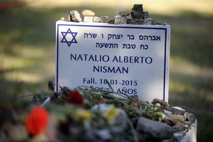 En la imagen se ve la tumba del fiscal Alberto Nisman en el cementerio judío de la Tablada en Buenos Aires.(EFE)