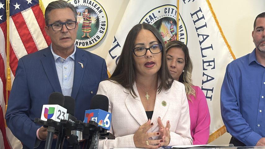 Jacqueline García Roves, alcaldesa interina de Hialeah, durante el anuncio.