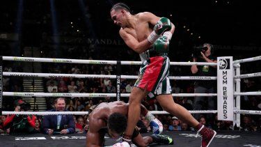 David Benavidez derriba a Demetrius Andrade en una pelea por el cetro de los supermedianos, el sábado 25 de noviembre de 2023, en Las Vegas.
