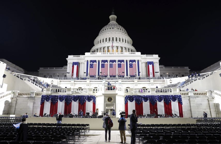 Varias peronas observan el escenario en el Capitolio varias horas antes de que el empresario neoyorquino Donald Trump se convierta en el nuevo presidente de Estados Unidos en&nbsp;Washington&nbsp;DC