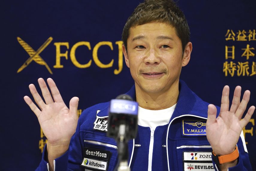 El multimillonario japonés Yusaku Maezawa saluda durante una conferencia de prensa, el viernes 7 de enero de 2022, en el Club de Corresponsales Extranjeros en Tokio.&nbsp;
