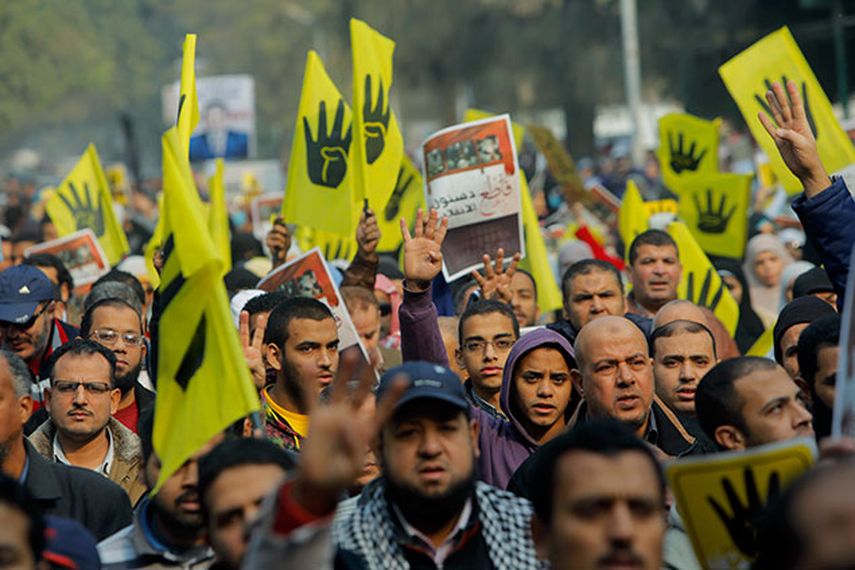 Simpatizantes del derrocado presidente de Egipto Mohammed Morsi portan banderas con un logo que representa una mano con cuatro dedos extendidos que se ha convertido en un símbolo de la mezquita Raba al-Adawiya en El Cairo, capital egipcia. (Foto AP/Amr