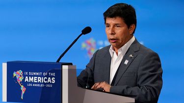 El presidente peruano Pedro Castillo habla durante una sesión plenaria en la Cumbre de las Américas, el viernes 10 de junio de 2022 en Los Ángeles.&nbsp;