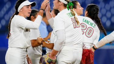 Las mexicanas Dallas Escobedo (centro) y Sydney Romero (derecha) celebran tras vencer a Australia en el sóftbol de los Juegos Olímpicos