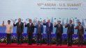 De izquierda a derecha, el presidente de Filipinas, Ferdinand Marcos, Jr., el primer ministro de Singapur, Lee Hsien Loong, el primer ministro de Tailandia, Prayuth Chan-ocha, el primer ministro de Vietnam, Pham Minh Chinh, el presidente de los Estados Unidos, Joe Biden, el primer ministro de Camboya, Hun Sen, el presidente de Indonesia, Joko Widodo, y Brunei El sultán Hassanal Bolkiah saluda para una foto grupal durante la cumbre ASEAN-EE.UU. en Phnom Penh, Camboya, el sábado 12 de noviembre de 2022. 