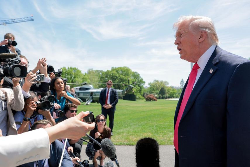 El presidente de EEUU, Donald Trump, habla con los medios antes de abordar el Marine One en el area sur de la Casa Blanca el 16 de abril de 2026 en Washington, DC.