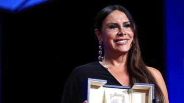 La actriz española Karla Sofía Gascón posa en el escenario después de que ella y el resto del elenco femenino recibieran el Premio a la Mejor actriz por su papel en la película Emilia Pérez durante la ceremonia de clausura de la 77 edición del Festival de Cine de Cannes, en Cannes, el 25 de mayo de 2024.