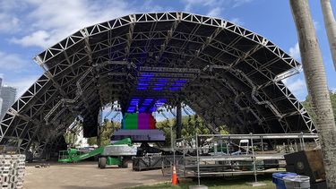 Obreros y sonidistas preparan uno de los cuatro escenarios del Miami Ultra Fest 2022.