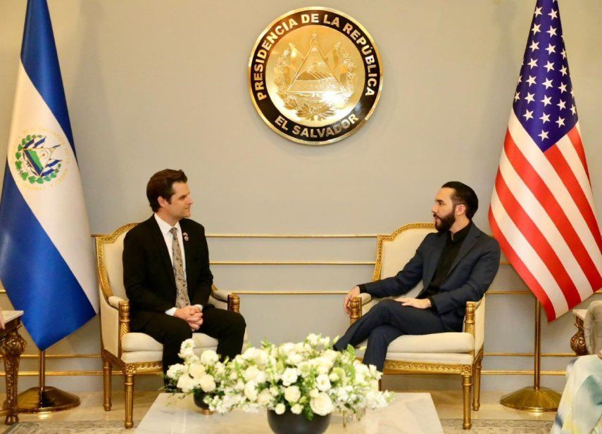 El presidente salvadoreño Nayib Bukele conversa con el congresista republicano por Florida, Matt Gaetz, en casa presidencial San Salvador, El Salavador.&nbsp;
