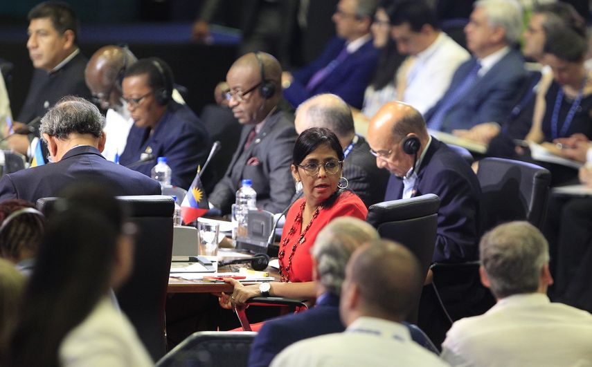 La idea de un grupo de contacto para evaluar la situación de Venezuela fue inmediatamente rechazada por la canciller Delcy Rodríguez (centro), quien pidió su derecho a réplica en el plenario de la Asamblea de la OEA.