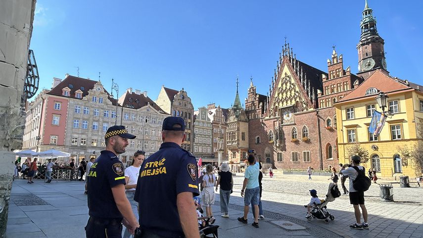 Policía municipal custodia la plaza Mercado de Breslavia, en Wrocaw.
