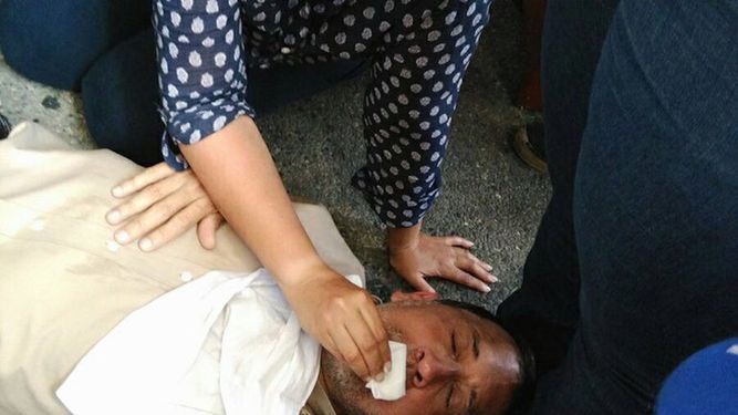 Uno de los heridos fue el diputado José Guerra, quien tuvo que ser atendido en el sueldo debido a los fuertes gases lacrimógenos.&nbsp;