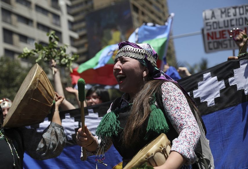 Una mujer ind&iacute;gena mapuche golpea un tambor durante una protesta antigubernamental en Santiago, Chile, el jueves 24 de octubre de 2019. La Alta Comisionada de la ONU para los Derechos Humanos, la expresidenta chilena Michelle Bachelet, enviar&aacute; una comisi&oacute;n a su pa&iacute;s para verificar las denuncias de supuestas violaciones a los derechos humanos durante las masivas protestas sociales en la naci&oacute;n sudamericana.&nbsp;