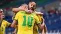 El delantero brasileño Matheus Cunha (CR) celebra con sus compañeros tras marcar un gol durante el partido de fútbol de cuartos de final masculino de los Juegos Olímpicos de Tokio 2020 entre Brasil y Egipto en el estadio de Saitama en Saitama El delantero brasileño Matheus Cunha (CR) celebra con sus compañeros tras marcar un gol durante el partido de fútbol de cuartos de final masculino de los Juegos Olímpicos de Tokio 2020 entre Brasil y Egipto en el estadio de Saitama en Saitama