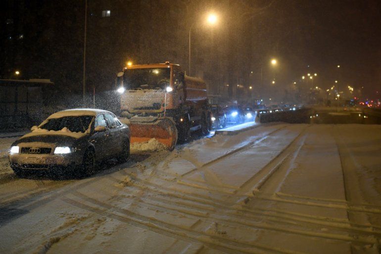 Una quitanieves quita la nieve de las carreteras mientras los vehículos circulan lentamente en Madrid debido a una fuerte tormenta de nieve el 8 de enero de 2021. Hoy en día, cayeron fuertes nevadas en gran parte de España, dejando enormes áreas cubiertas de blanco cuando la tormenta Filomena trajo un clima invernal no visto en décadas a la Península Ibérica. península. La intensa nieve cortó las dos circunvalaciones de Madrid, la M30 y la M40, y se declaró una alerta roja en el centro de la ciudad, donde la policía luchaba por ayudar a las personas varadas en los vehículos.