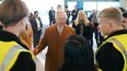 El rey Carlos III de Gran Bretaña se reúne con un grupo de aprendices que trabajaron en el teleférico DART, muchos de los cuales ahora han hecho la transición a un empleo permanente, durante su visita a la estación Luton DART Parkway, en Luton, al norte de Londres, el 6 de diciembre de 2022.
