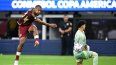 El delantero venezolano # 23 Salomón Rondón patea el balón durante el partido de fútbol del grupo B del torneo Copa América Conmebol 2024 entre Venezuela y México en el estadio SoFi en Inglewood, California, el 26 de junio de 2024. &nbsp;