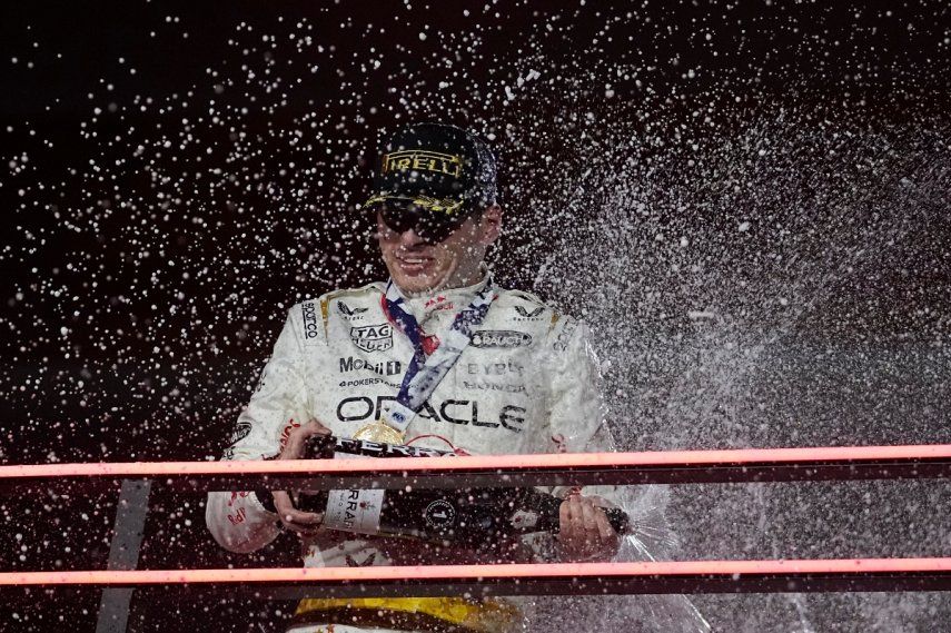 Max Verstappen de Red Bull rocía champaña en el podio tras ganar el Gran Premio de Las Vegas, el sábado 18 de noviembre de 2023 en Las Vegas.