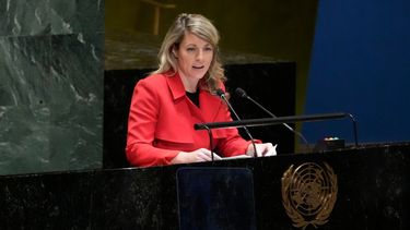La ministra de Relaciones Exteriores de Canadá, Melanie Joly, se dirige a la undécima sesión especial de emergencia de la Asamblea General, el 22 de febrero de 2023, en la sede de las Naciones Unidas