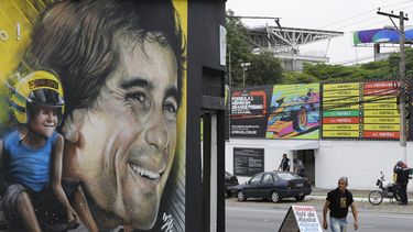 En esta foto del 7 de noviembre del 2019, se ve un mural del legendario astro brasileño de Fórmula 1 Ayrton Senna cerca de la pista Interlagos en Sao Paulo. 