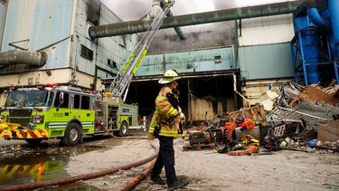 Un bombero observa el estado de la planta situada en Doral.