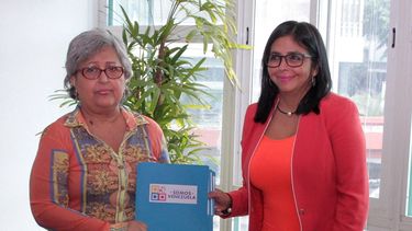 La presidenta del Consejo Nacional Electoral venezolano, Tibisay&nbsp;Lucena (i), recibe los documentos de inscripción del movimiento Somos Venezuela&nbsp;para las elecciones presidenciales de abril de manos de Delcy Rodríguez, presidenta de la ilegítima Asamblea Nacional Constituyente.&nbsp;