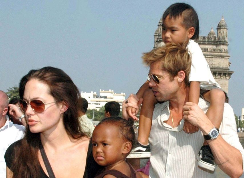 la actriz&nbsp;Angelina&nbsp;Jolie con su hija Zahara, y al actor estadounidense,&nbsp;Brad&nbsp;Pitt &nbsp;junto a su hijo Maddox, paseando en la Puerta de la India en Bombay.&nbsp;