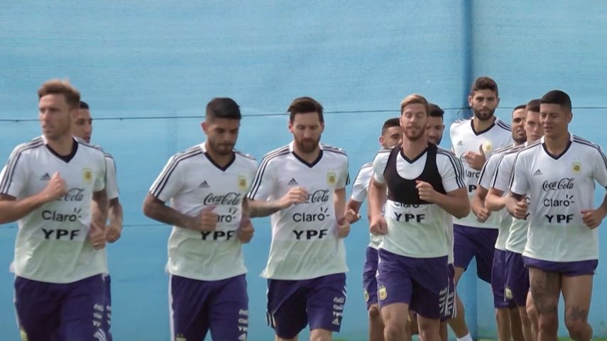 El astro del f&uacute;tbol Lionel Messi (cen.) durante un entrenamiento con la selecci&oacute;n de f&uacute;tbol de Argentina.