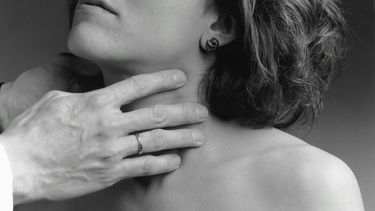 Médico examina a una paciente.