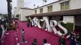 Maria Bakalova, de izquierda a derecha, Andra Day y Regina King son entrevistadas mientras Marlee Matlin camina por la alfombra roja de los Oscar el 25 de abril de 2021 en Union Station en Los Angeles.&nbsp;