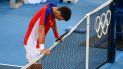 El serbio Novak Djokovic reacciona después de perder ante el español Pablo Carreño Busta su partido de tenis individual masculino de los Juegos Olímpicos de Tokio 2020 por la medalla de bronce El serbio Novak Djokovic reacciona después de perder ante el español Pablo Carreño Busta su partido de tenis individual masculino de los Juegos Olímpicos de Tokio 2020 por la medalla de bronce