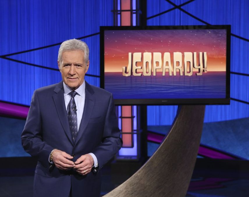 En esta imagen proporcionada por Jeopardy! Alex Trebek, anfitrión del programa de concurso Jeopardy!. La última semana de episodios grabados por Trebek será transmitida del 4 al 8 de enero de 2021. Trebek grabó los episodios a finales de octubre y falleció en noviembre por cáncer de páncreas.&nbsp;