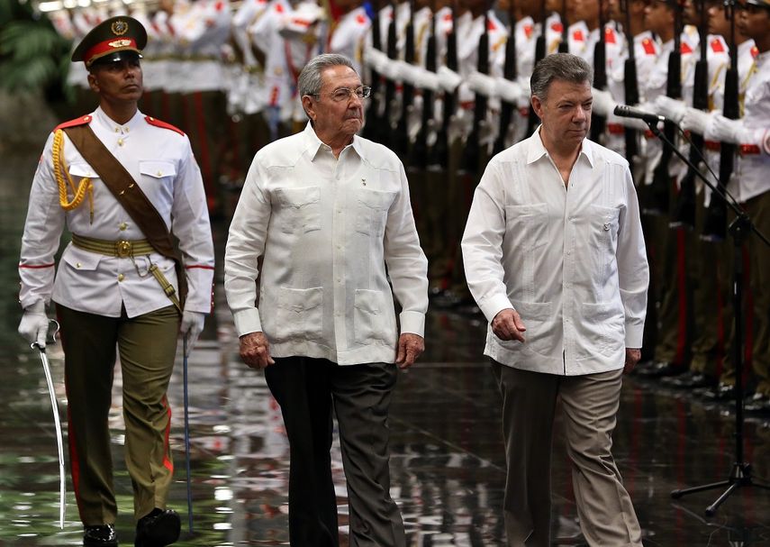 Según el diario Financial Times, Santos viajó a la isla para proponer al&nbsp;gobernante cubano&nbsp;Raúl Castro participar en una mediación internacional para una salida política en&nbsp;Venezuela.