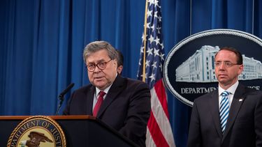 El fiscal general de EEUU,&nbsp;William&nbsp;Barr&nbsp;(izda), y el vicefiscal general, Rod Rosenstein, ofrecen una rueda de prensa en la sede del Departamento de Justicia en Washington.