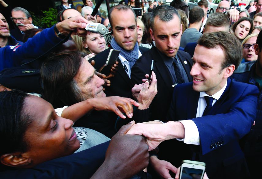 El candidato socioliberal Emmanuel Macron, saluda a sus simpatizantes durante un acto de campaña.