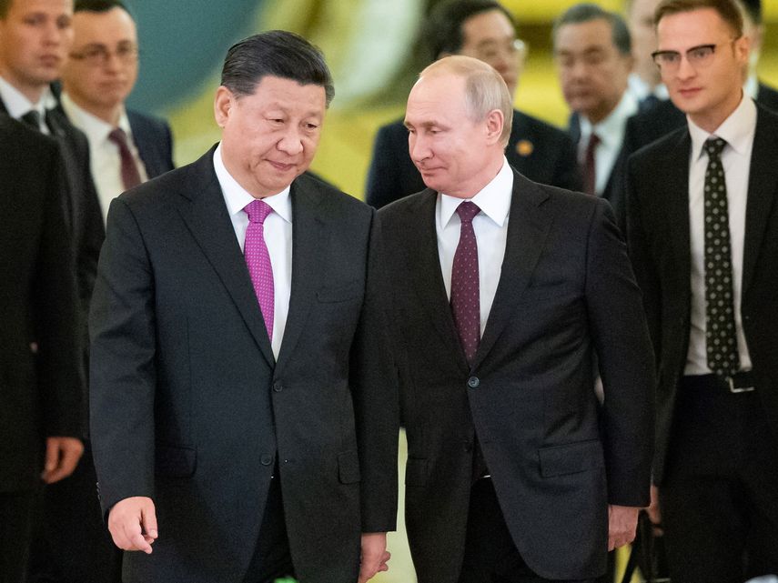 El presidente ruso,&nbsp;Vladimir&nbsp;Putin&nbsp;(d), y su homólogo chino,&nbsp;Xi&nbsp;Jinping, llegan a su reunión en el Kremlin, este miércoles, en Moscú, Rusia.