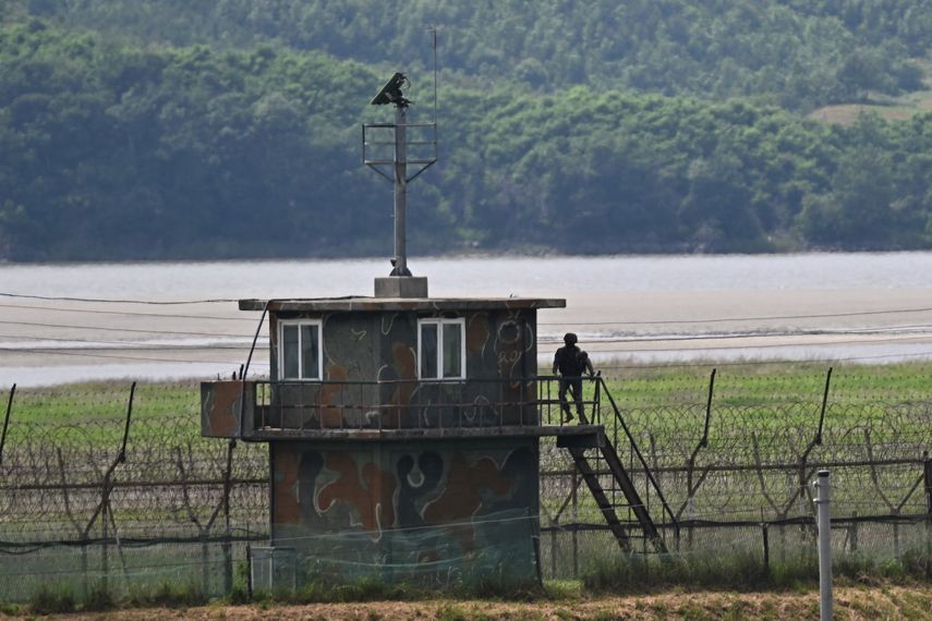 Un soldado surcoreano es visto en una torre de vigilancia en la frontera con Corea del Norte, dividida por el río Imjin en Paju, al norte de Seúl, el 5 de junio de 2025.